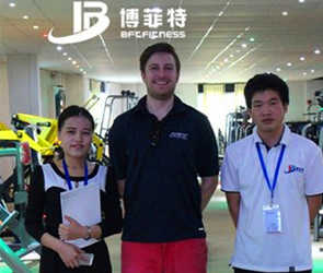 加拿大客户来麻豆精品在线免费观看公司采购室内健身器材