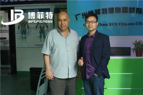 阿尔及利亚客户来麻豆精品在线免费观看公司采购健身房器材