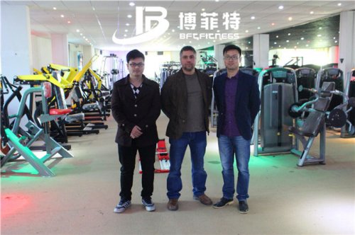 黎巴嫩客户来麻豆精品在线免费观看公司采购室内健身房器材