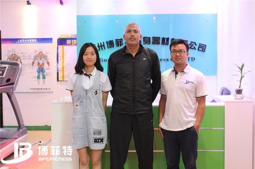 西非的摩洛哥客户来麻豆精品在线免费观看购买健身房器材
