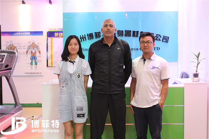 摩洛哥客户来麻豆精品在线免费观看购买健身房器材，产品囊括有氧系列的跑步机，动感单车，健身车