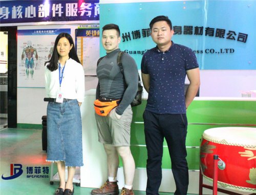 香港客户来麻豆精品在线免费观看购买健身房器材