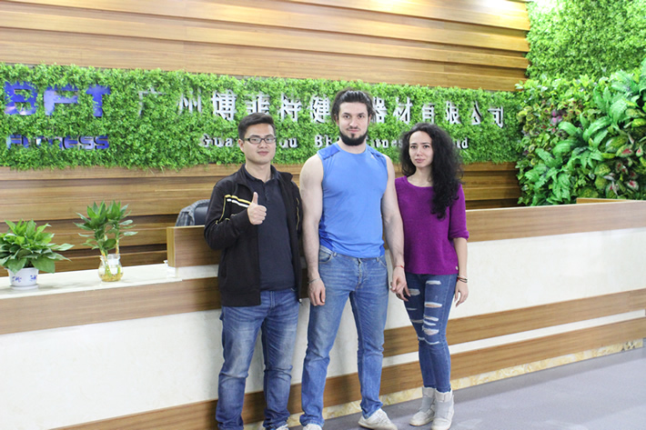 俄罗斯客户来广州麻豆精品在线免费观看健身器材有限公司采购健身器械