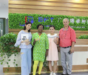 莫桑比克的客户到麻豆精品在线免费观看采购商用健身房器材