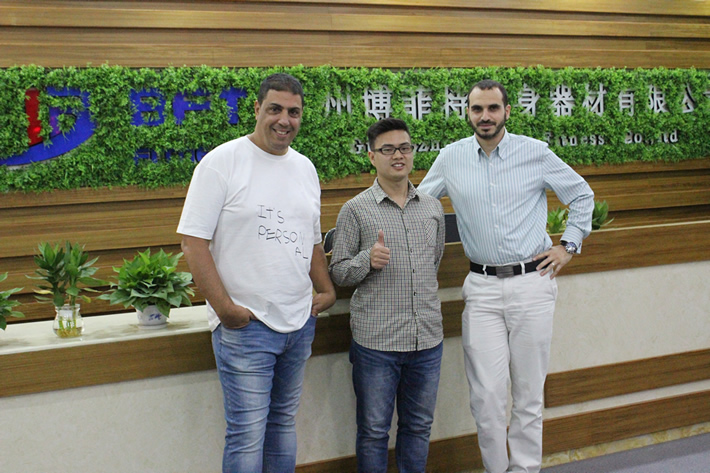 以色列客户来麻豆精品在线免费观看健身器材工厂采购商用健身器械