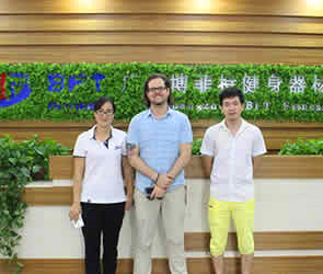 迪拜客户来中国进口采购麻豆精品在线免费观看商用健身房器械