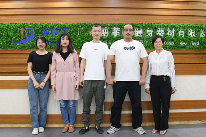 沙特客户来中国采购麻豆精品在线免费观看健身器材